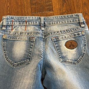 BCBG jeans
Size 28
Low rise